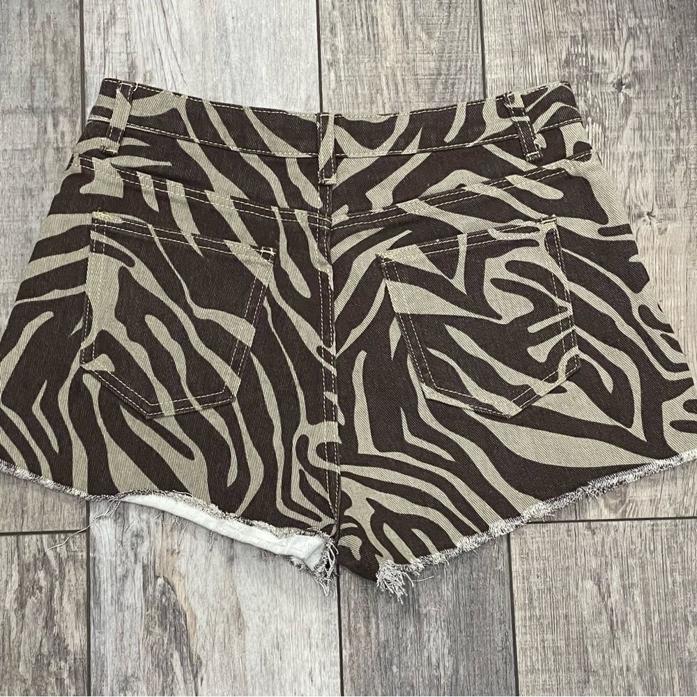SHEIN High Waist Raw Hem Tiger Striped Short Shorts Brown Cream Size Small - Picture 7 of 8